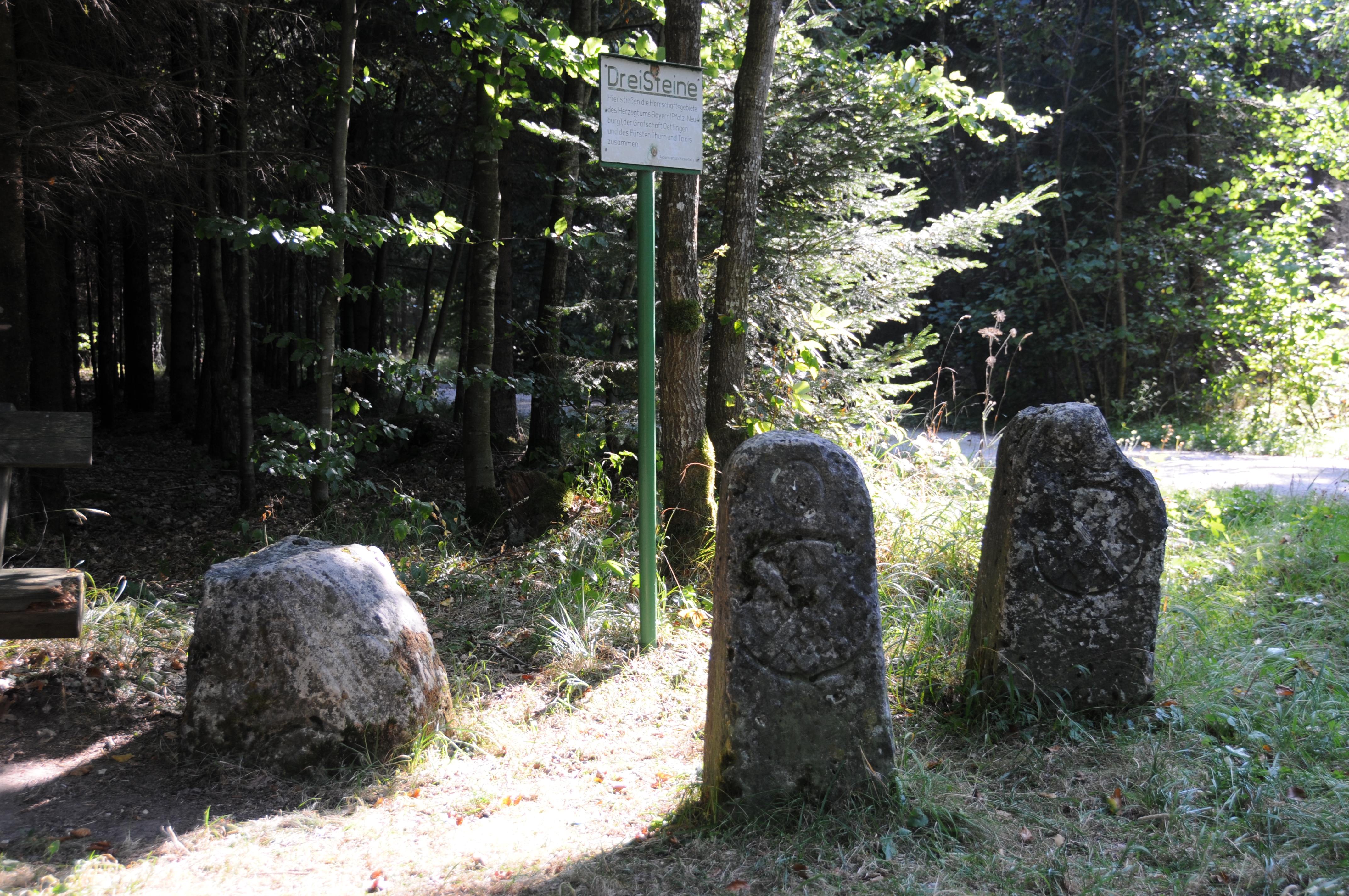 Drei Grenzsteine Drei Steine bei Zoltingen - Michel-Eberhardt-Wanderweg